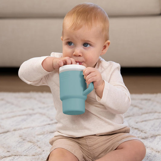 Infantino My 1st Tumbler dziecko trzyma kubek z ustnikiem zdjęcie katalogowe