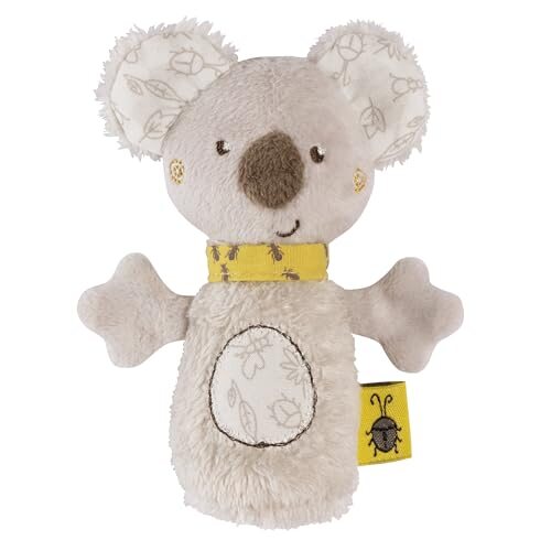Mały koala z jasnym brzuszkiem, wzorzystymi uszami i żółtą metką przy boku.