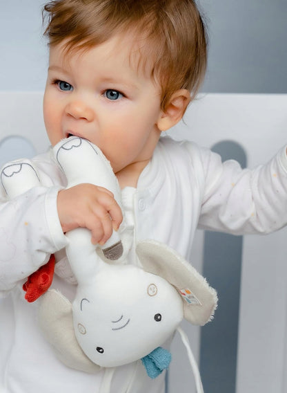 FEHN bavlnená závesná hračka s hracím mechanizmom do postieľky a kočíka SLON 20 cm