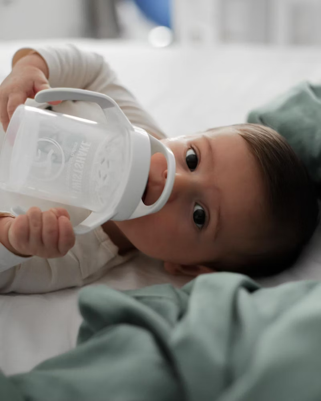 TWISTSHAKE Mini Cup netekoucí hrnek s náustkem a mixérem 230 ml 4 m+