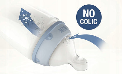 Grafika poglądowa: zbliżenie butelki ze smoczkiem oraz niebieskimi strzałkami.