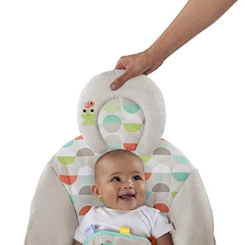 Zdjęcie poglądowe dłoni unoszącej zagłówek za głową dziecka w leżaczku Bright Starts Happy Safari.