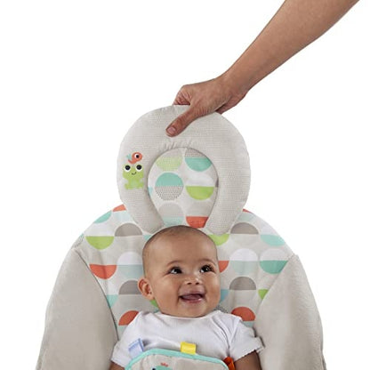 Zdjęcie poglądowe dłoni unoszącej zagłówek za głową dziecka w leżaczku Bright Starts Happy Safari.