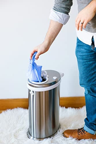 Ubbi wyrzucanie zużytej pieluchy w fioletowym woreczku