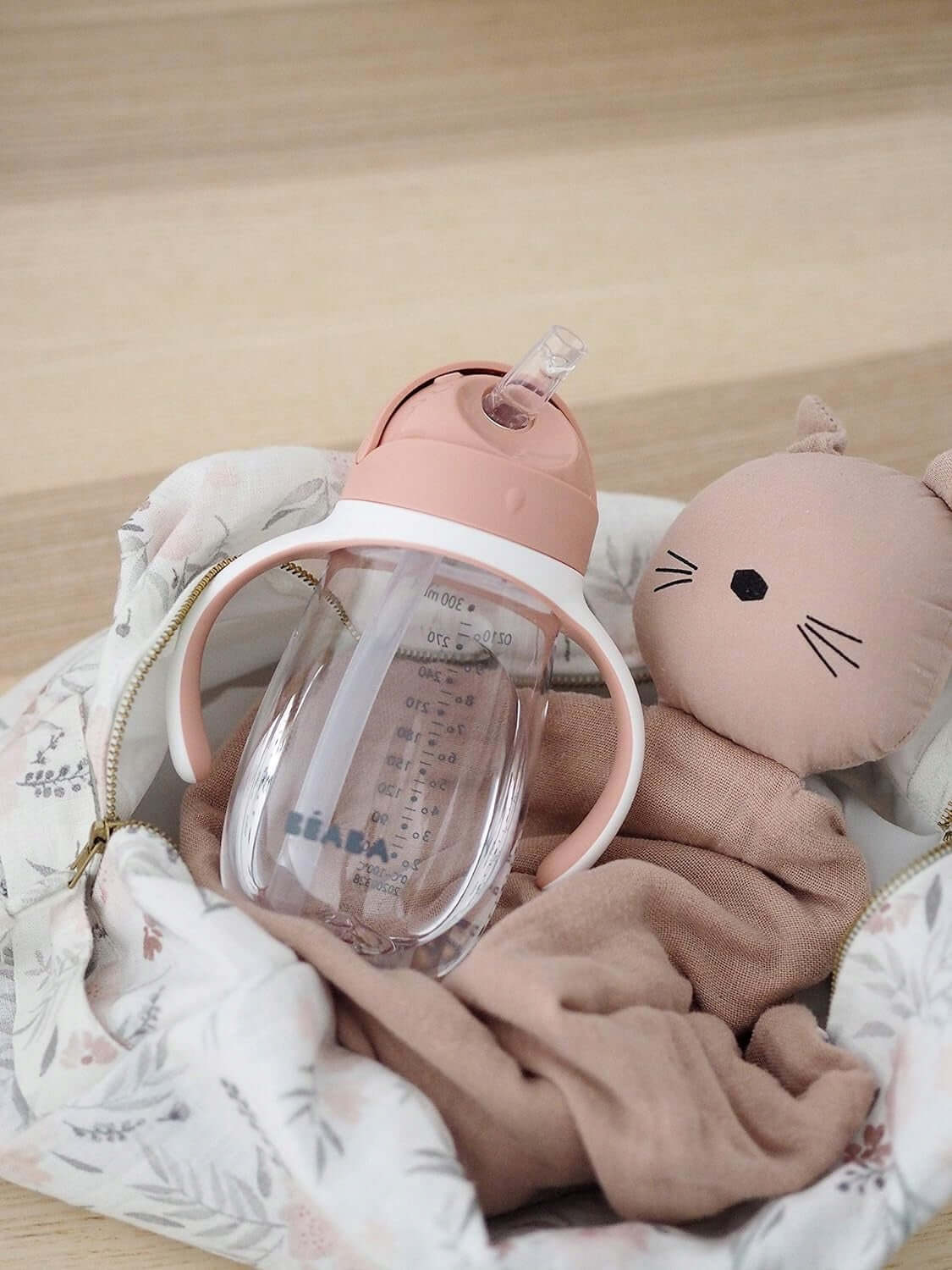 Béaba Straw Cup – kubek ze słomką w aranżacji z zabawką