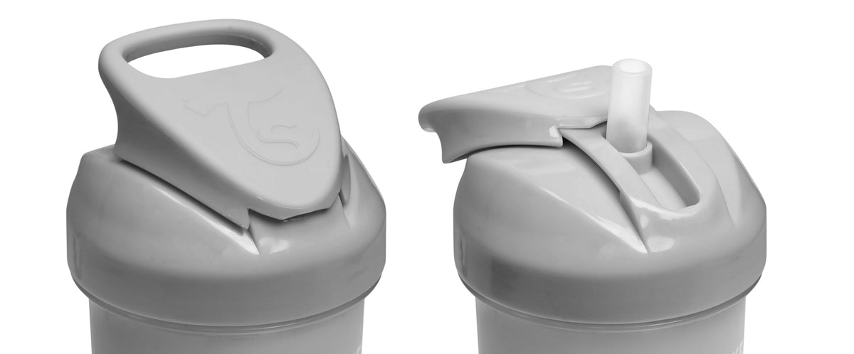 Zbliżenie na dwa położenia pokrywki i słomki szarego kubka Twistshake Straw Cup.