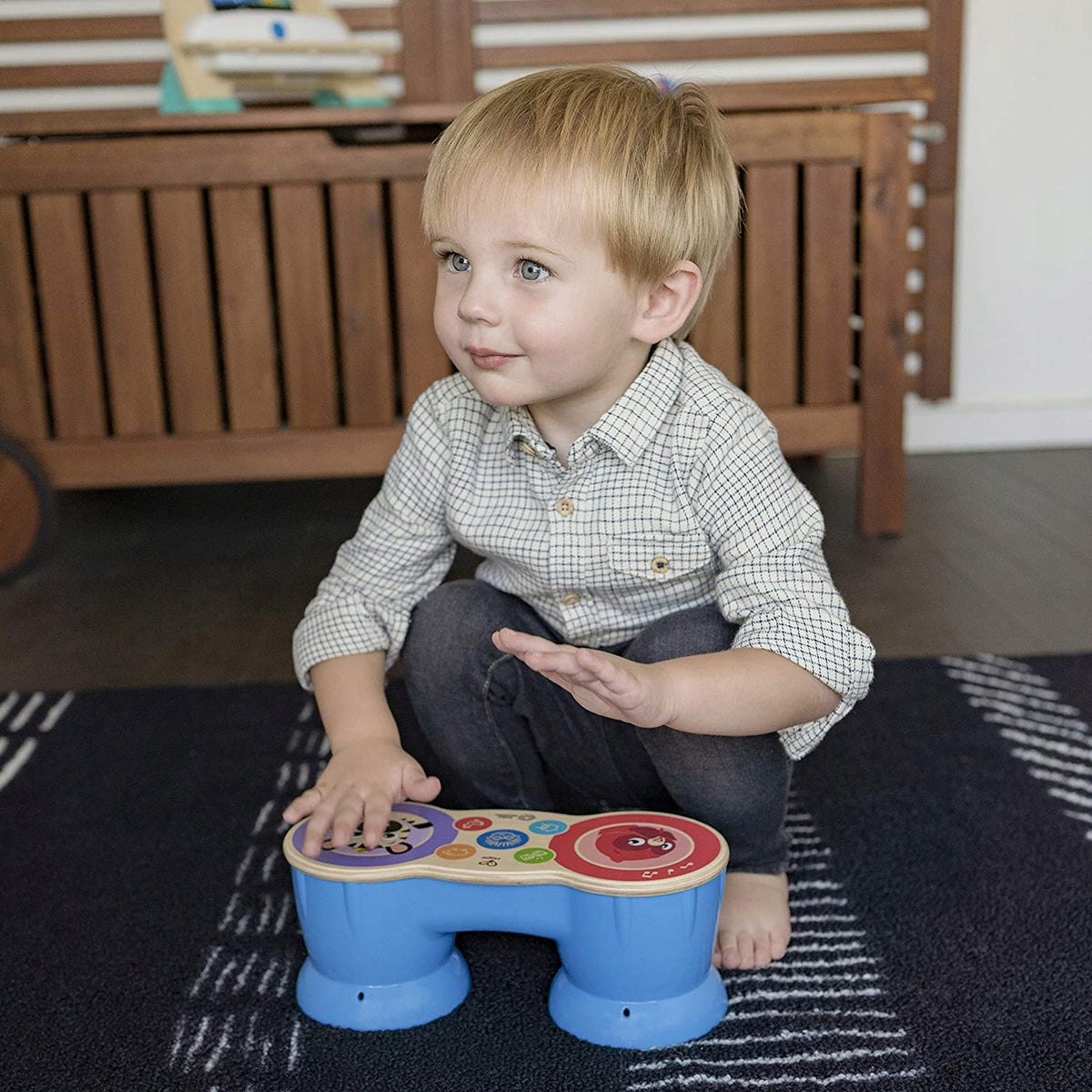 Dziecko siedzące przy bongo Hape Baby Einstein Magic Touch.