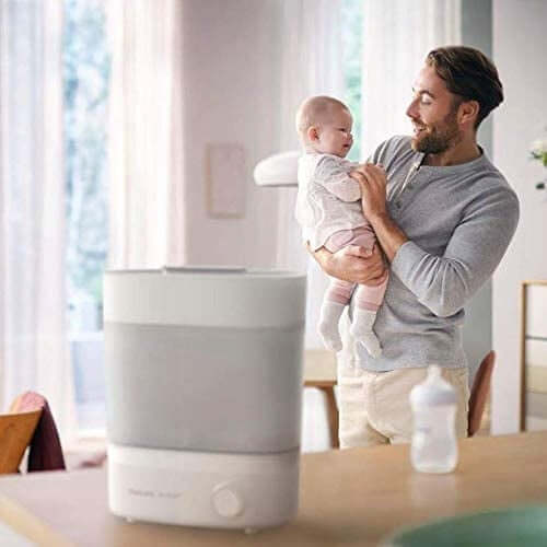 PHILIPS AVENT elektryczny sterylizator 293/00 U, mężczyzna trzyma dziecko obok sterylizatora