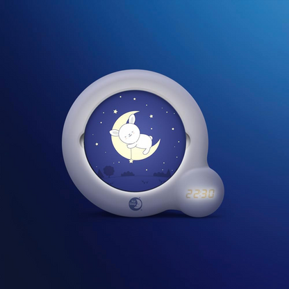 Pabobo Kid'Sleep Essential z tarczą przedstawiającą królika na księżycu, zdjęcie na niebieskim tle.