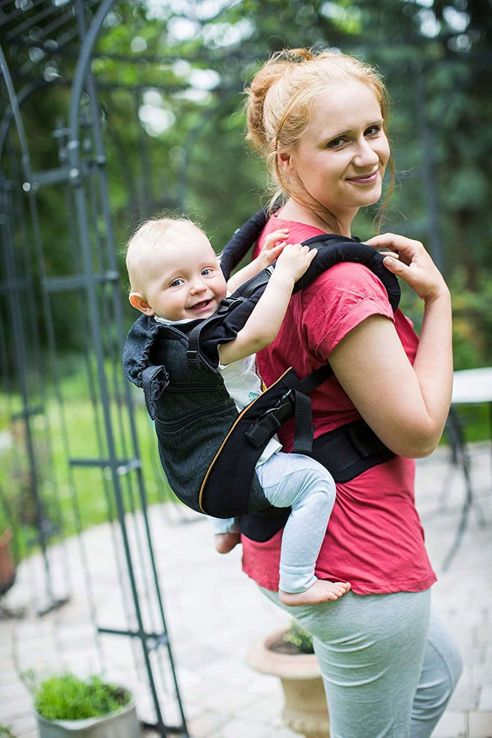 MANDUCA XT nosidełko klamrowe z bawełny organiczne, mama z dzieckiem w czarnym nosidle