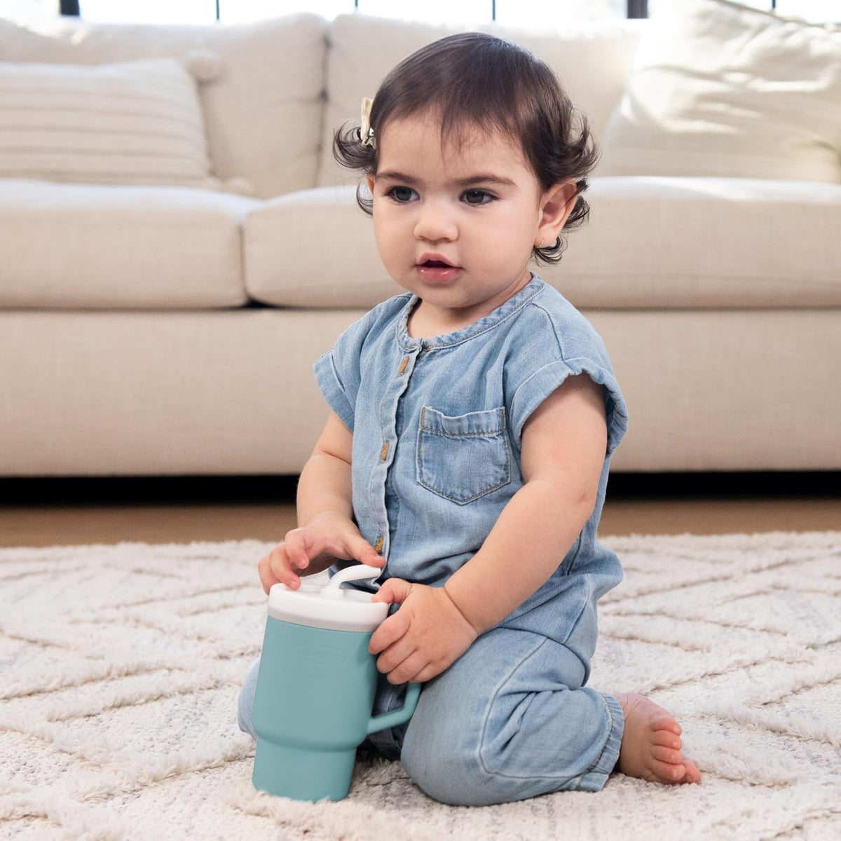 Infantino My 1st Tumbler dziecko siedzi przy kubku z uchwytem