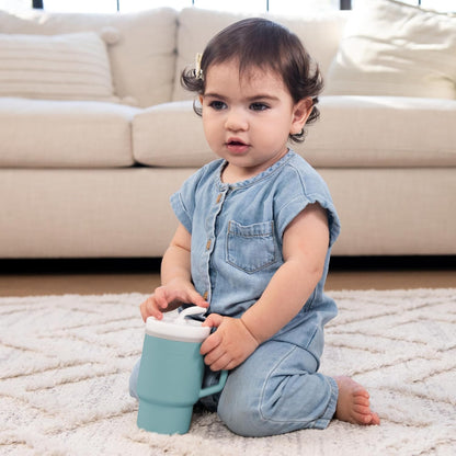 Infantino My 1st Tumbler dziecko siedzi przy kubku z uchwytem
