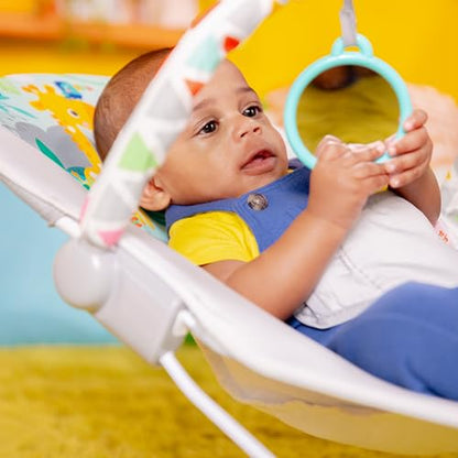 Bright Starts Safari Fun – dziecko trzymające zabawkę na pałąku