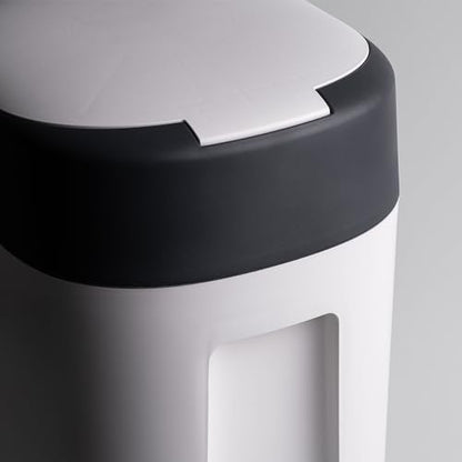 Tommee Tippee Twist and Click zbliżenie pokrywy i uchwytu białego kosza