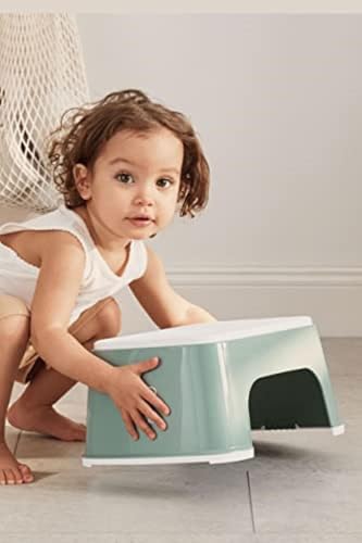 BabyBjörn Step Stool – zielony podest trzymany przez dziecko
