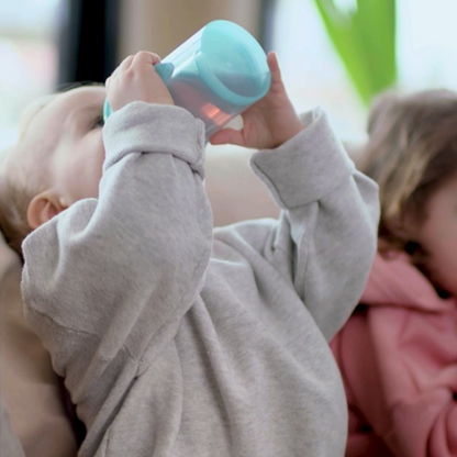 TWISTSHAKE hrnek nekapající 360 stupňů 230 ml 6 m+