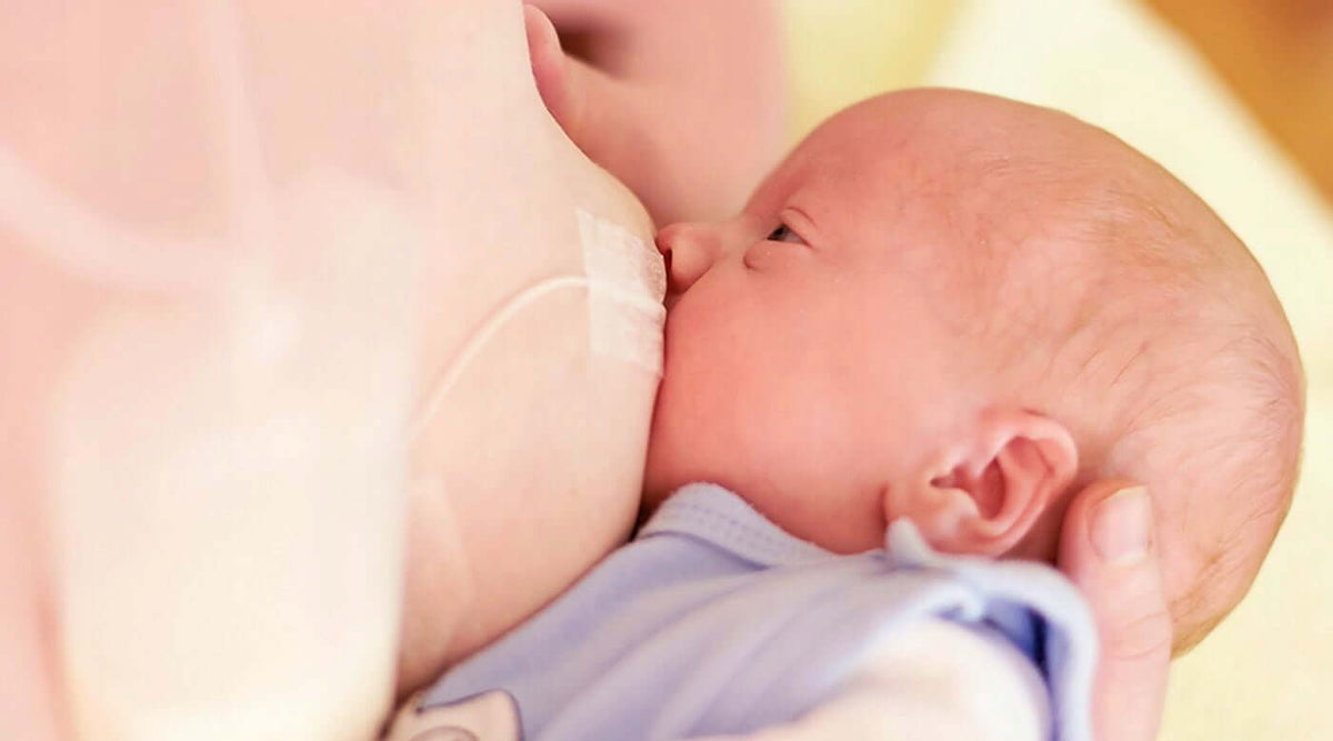 MEDELA system wspomagający karmienie piersią (SNS) dla niemowlęcia przy piersi matki