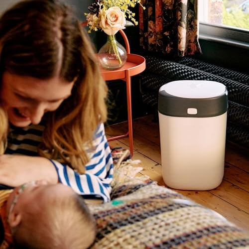 Tommee Tippee Twist and Click biały kosz w pokoju dziecka