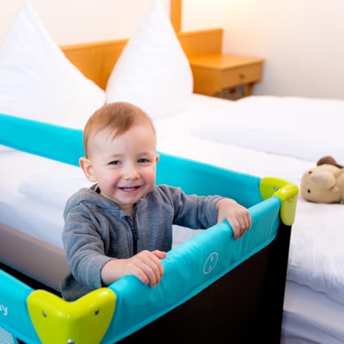 Hauck Dream N Play Waterblue – dziecko w łóżeczku