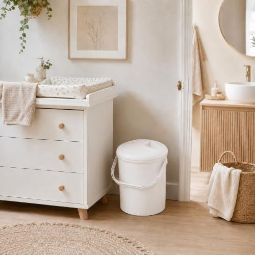 Rotho Babydesign biały kosz przy jasnej komodzie