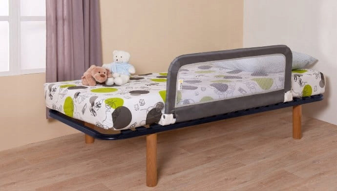 Safety 1st barierka zamontowana przy łóżku widok z boku