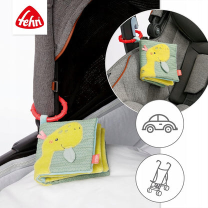 Grafika materiałowej książeczki zawieszonej przy wózku i przy foteliku samochodowym.