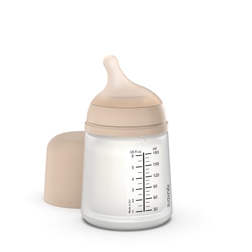 Butelka Suavinex Zero.Zero 180 ml z jasnym smoczkiem, podziałką i zdjętą osłonką ustawioną obok.