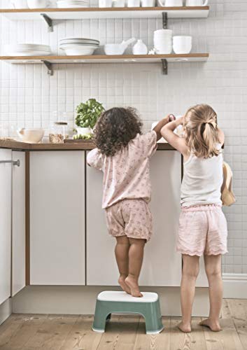 BabyBjörn Step Stool – dziecko na podeście przy umywalce