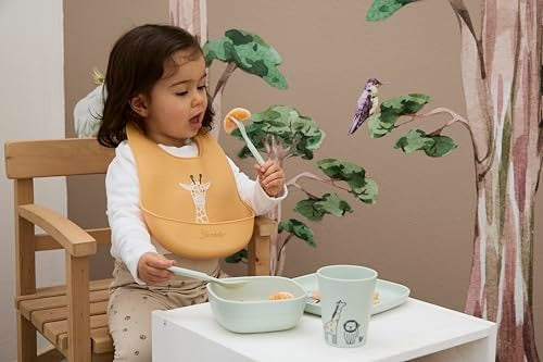 Sterntaler Kaya dziecko przy stole w śliniaku z żyrafą
