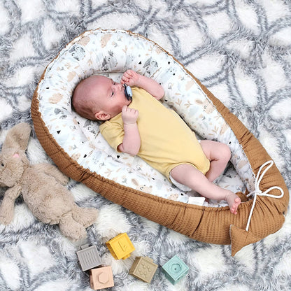 TOTSY BABY kokon niemowlęcy gniazdo 90 x 50 z niemowlęciem w przytulnym gnieździe