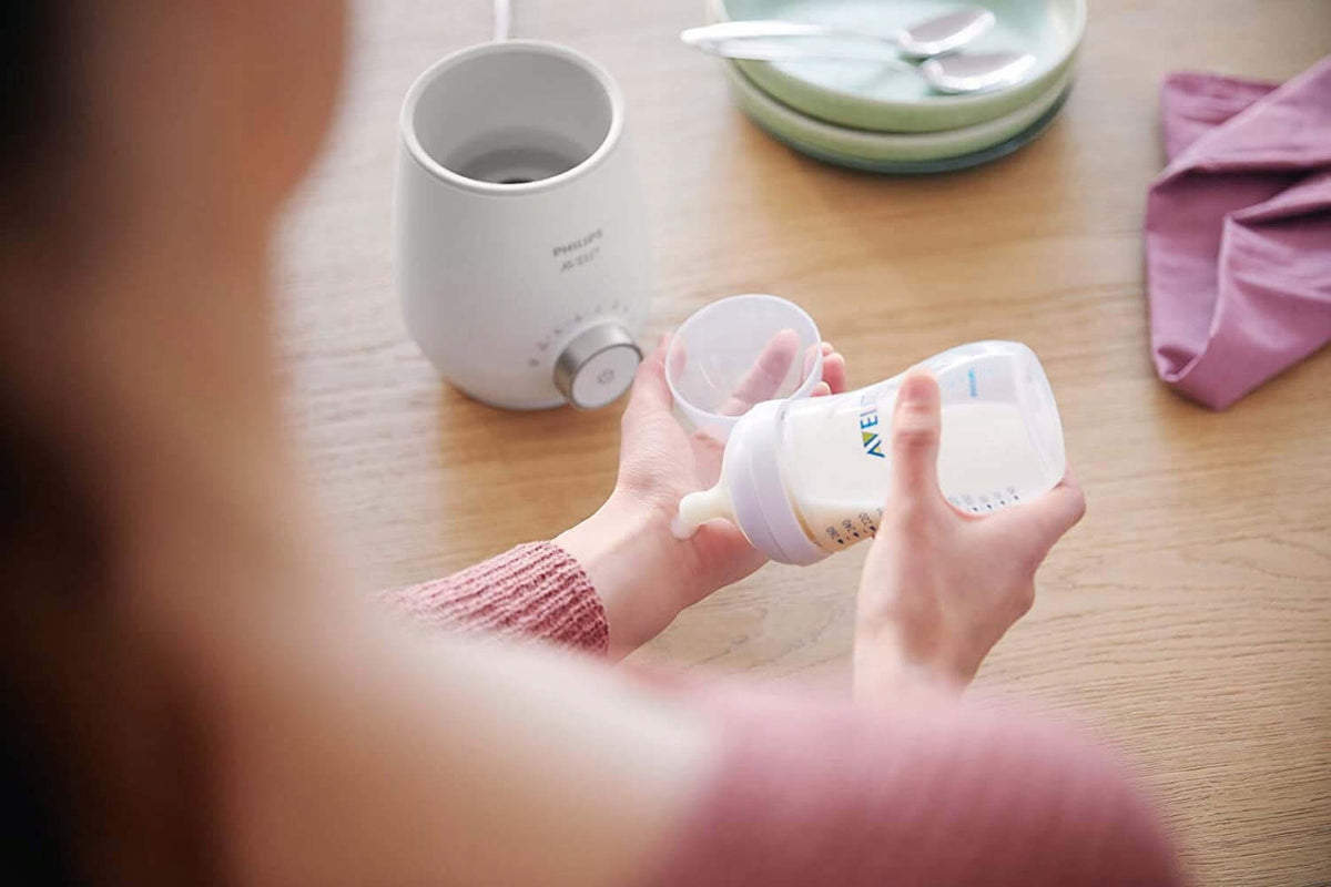 PHILIPS AVENT SCF358/00 podgrzewacz do butelek z butelką w użyciu, biały, szybkie podgrzewanie mleka