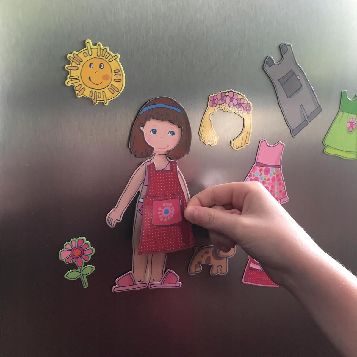 HABA układanka magnetyczna Ubierz Lilli 4 tła 54 magnesy, dziecko ubiera lalkę na lodówce