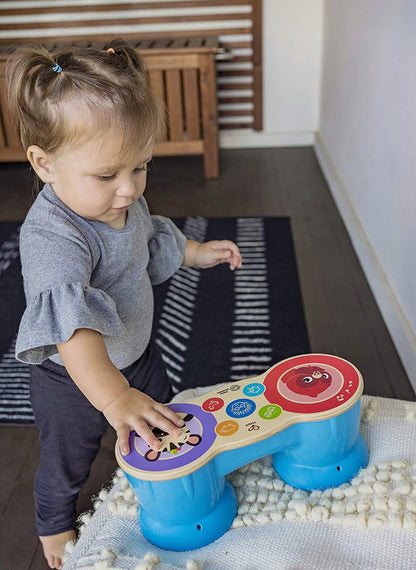 Dziecko dotykające pól drewnianego bongo Hape Baby Einstein Magic Touch.