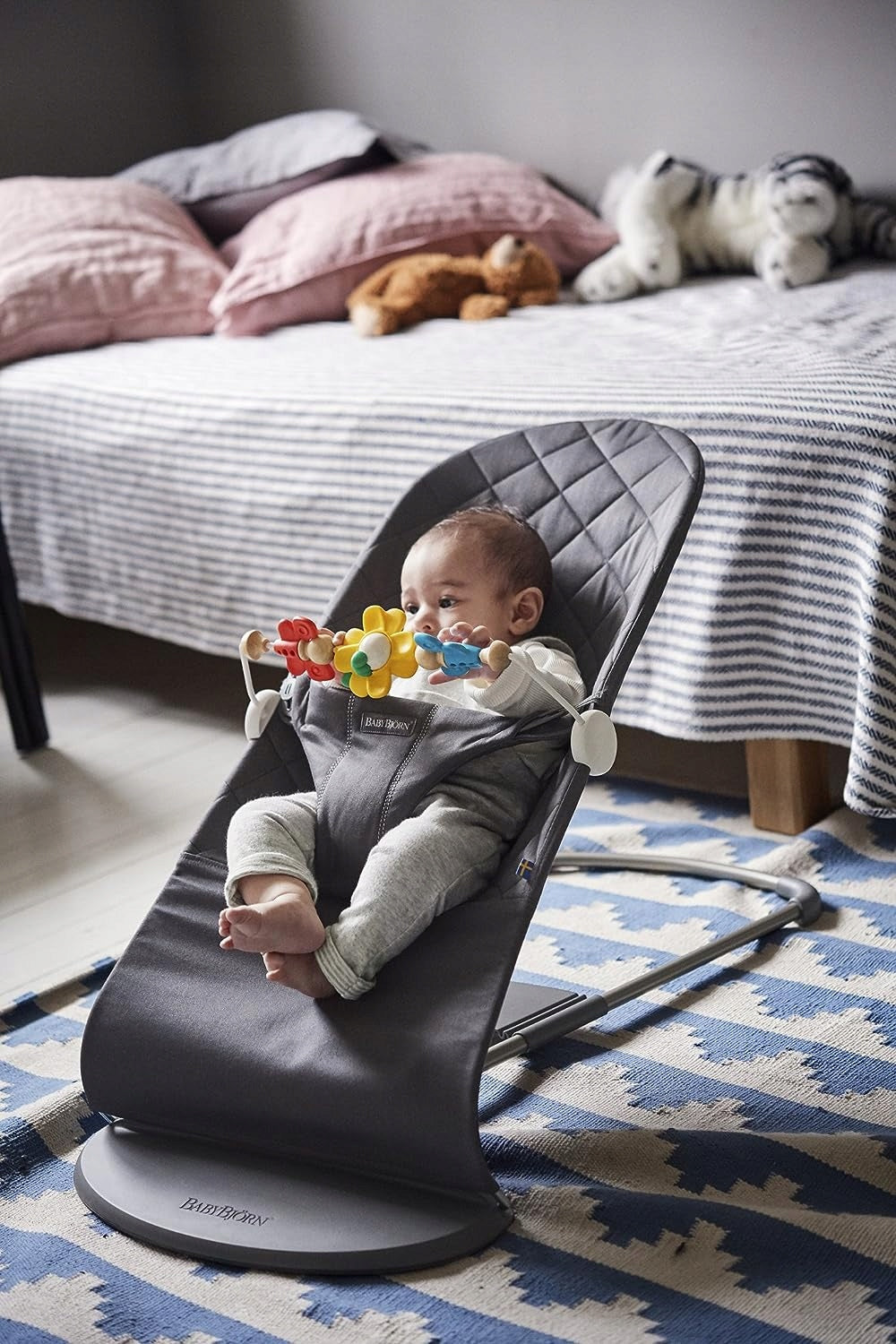 BABYBJORN Flying Friends drewniano-plastikowy pałąk do leżaczka 31 cm
