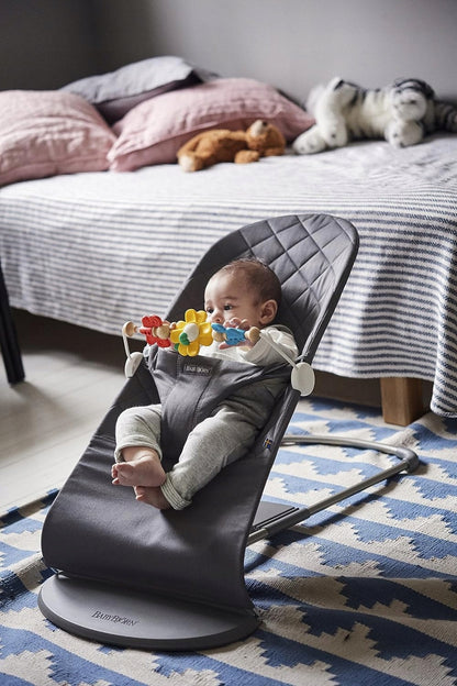 BABYBJORN Flying Friends drewniano-plastikowy pałąk do leżaczka 31 cm