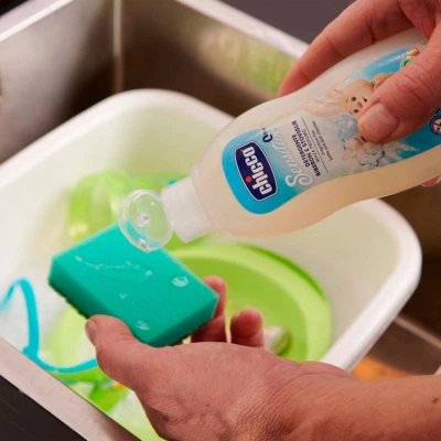Chicco Bottle and Dish Cleanser 300 ml podczas mycia akcesoriów