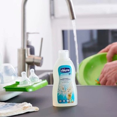 Chicco Bottle and Dish Cleanser 300 ml podczas mycia akcesoriów